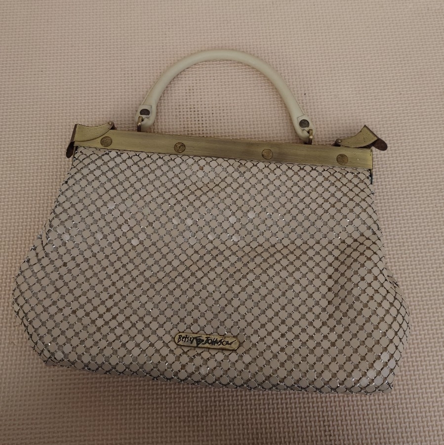 【現状品】BETSEY JOHNSON メタルメッシュ ハンドバッグ ホワイト系 ベッツィジョンソン レトロ ビンテージ コレクション かばん 鞄拍卖