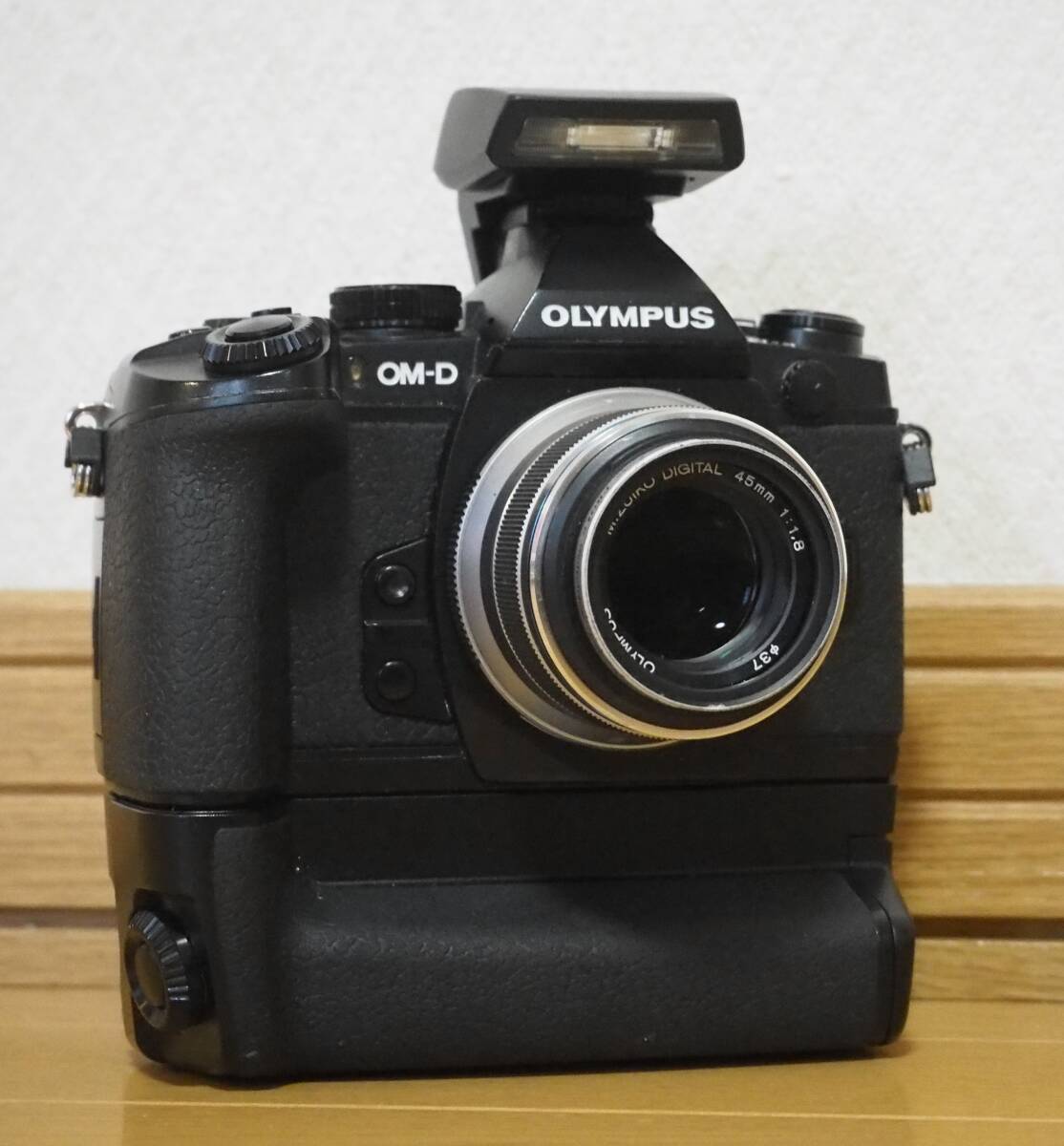 オリンパスOM-D E-M1+元箱・純正付属品、 M.ZUIKO DIGITAL 45mmF1.8、パワーバッテリーホルダーHLD-7ほか拍卖