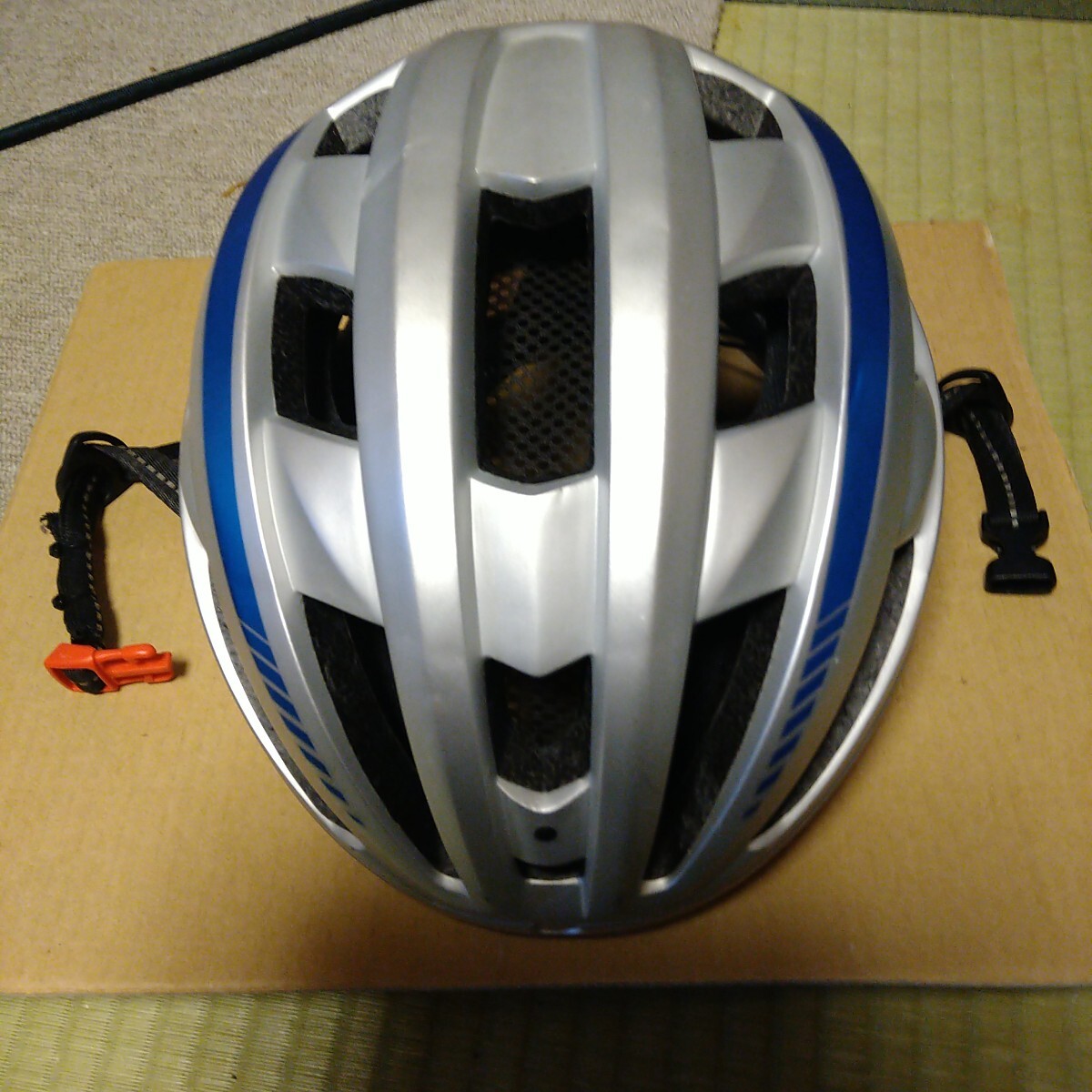 自転車用ヘルメット 調整金具破損 細かいすり傷や凹み有り 現状品 寸法確認は必要です 修理可能な方向け 汗の匂いと汚れ有り修理必要拍卖