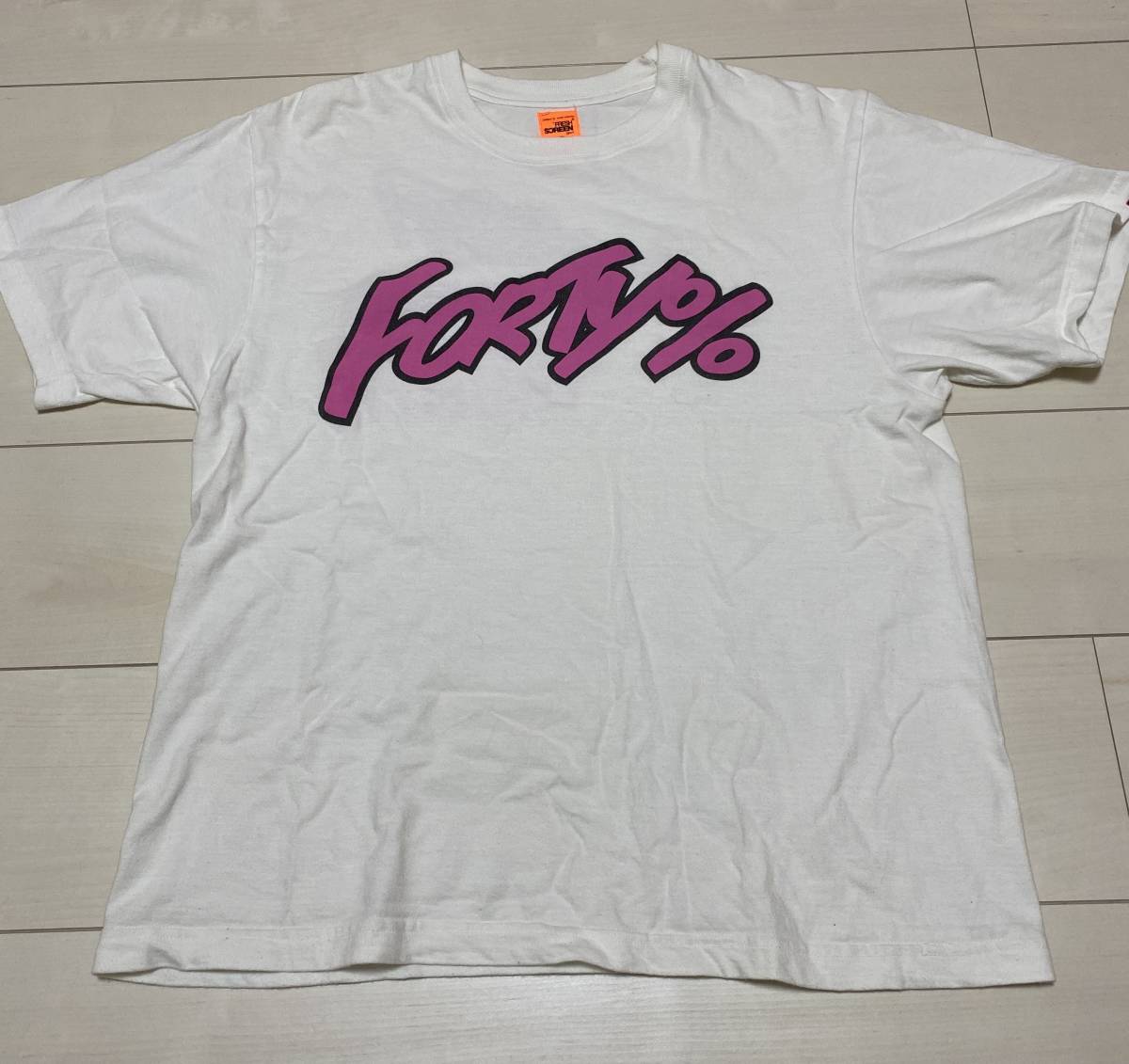処分価格 送料無料 W-TAPS FORTY % ロゴ Tee 白×ピンク Mサイズ 中古品 ダブルタップス 限定 古着 ボロ拍卖
