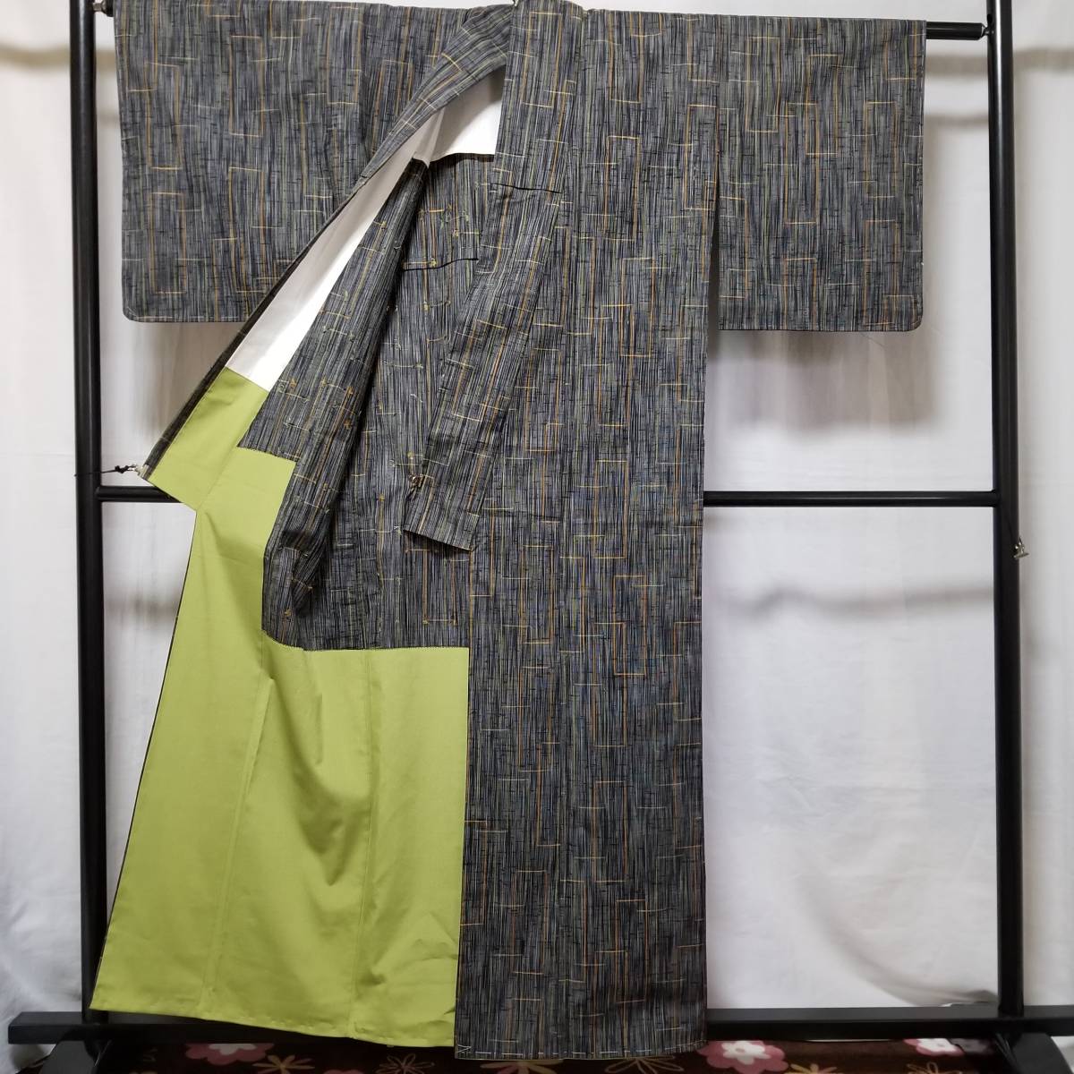 【桐徳】ウ-ル着物☆8%値下げ☆未使用品*美品{西陣織*絹交織*八掛付き*着物}*未使用品*身丈158-裄63*縦縞と.3色糸織の長方形文様*№4978拍卖