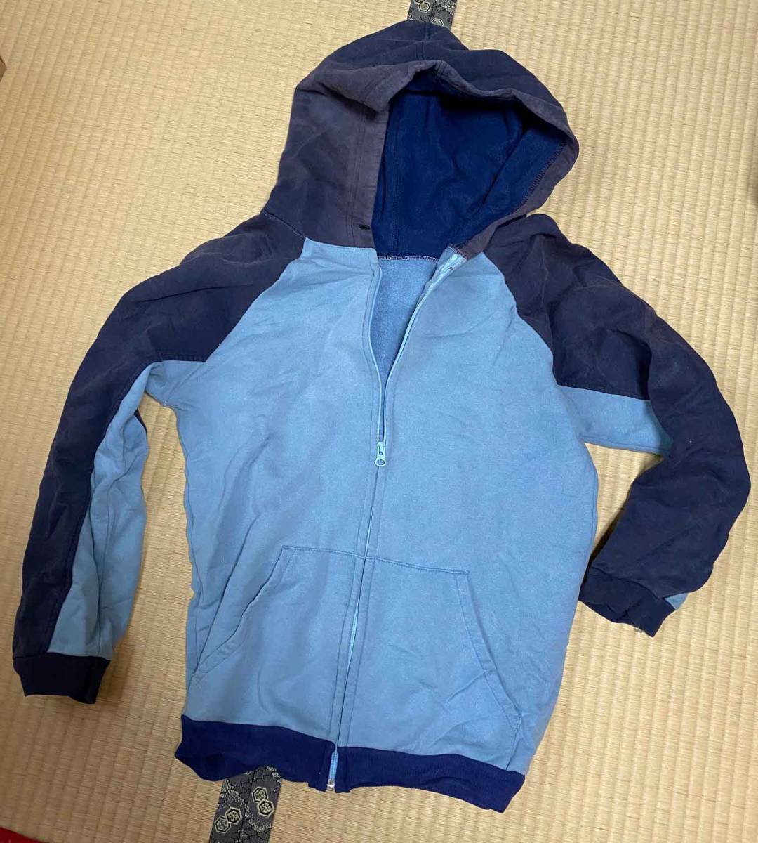 即決 【希少】 ジップアップ 配色ベスト な 切り替えし パーカー 細身 ヨットパーカー フード 中古美品 夏の肌寒い時に拍卖