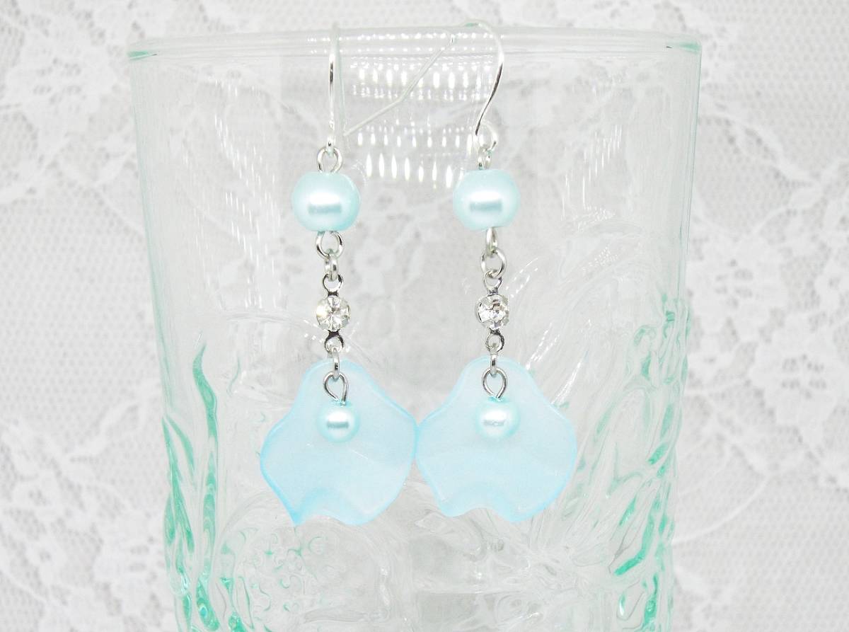 ★花びらとパールのピアス イヤリング ブルー ビジュー キラキラ フラワー 揺れる 拍卖