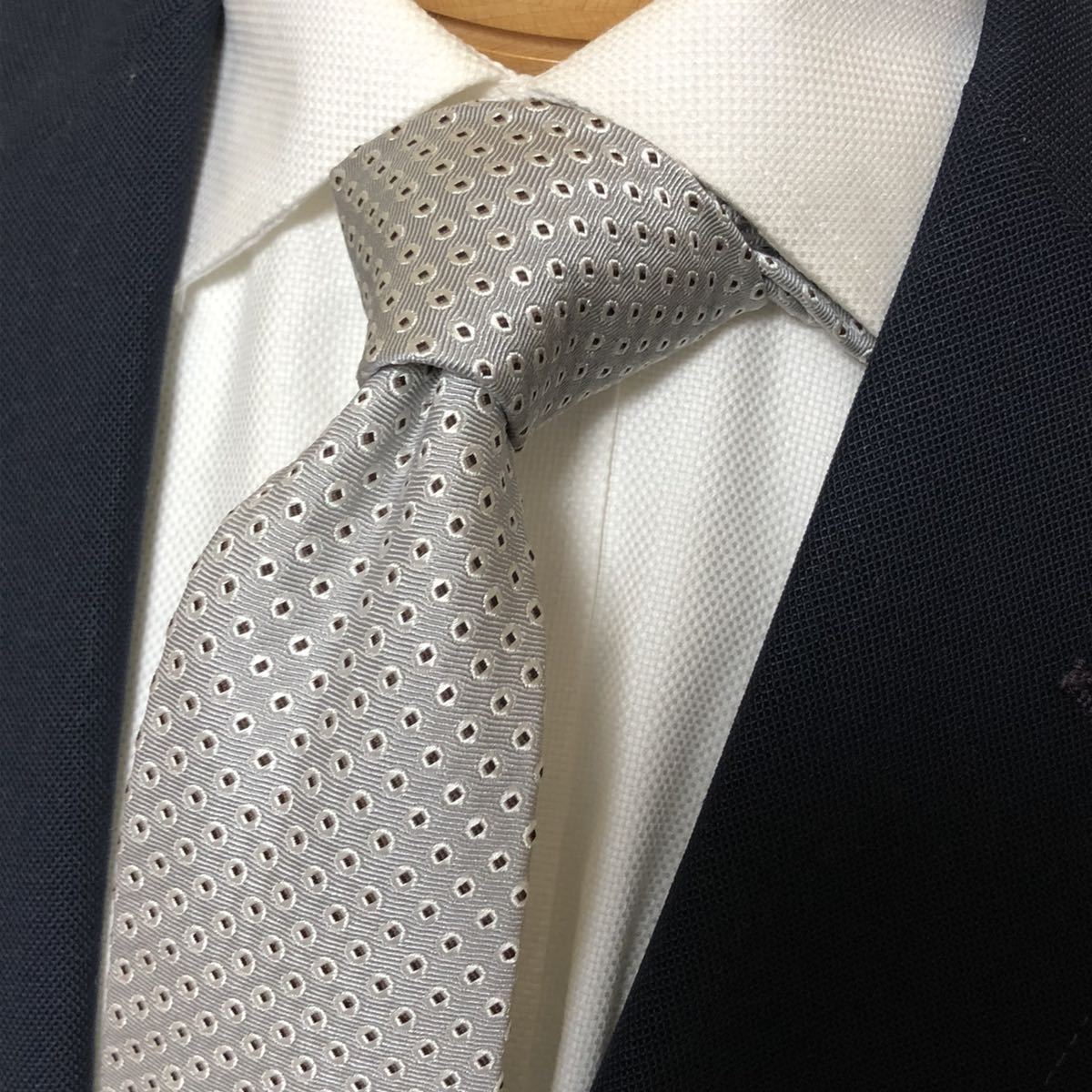 【美品】アルテア ミラノイタリア製ネクタイ 小紋ホワイトシルバー系高級シルク 大剣約8cm altea拍卖