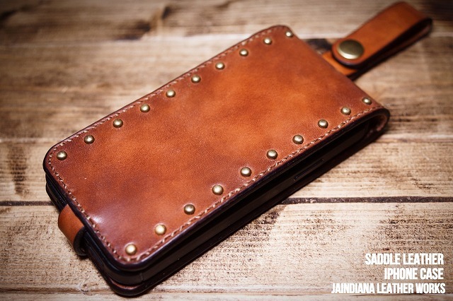 ハンドメイド/サドルレザー iPhone 12ケース ビンテージ染めライトブラウン 真鍮スタッズ ベルトフォルダー付き拍卖