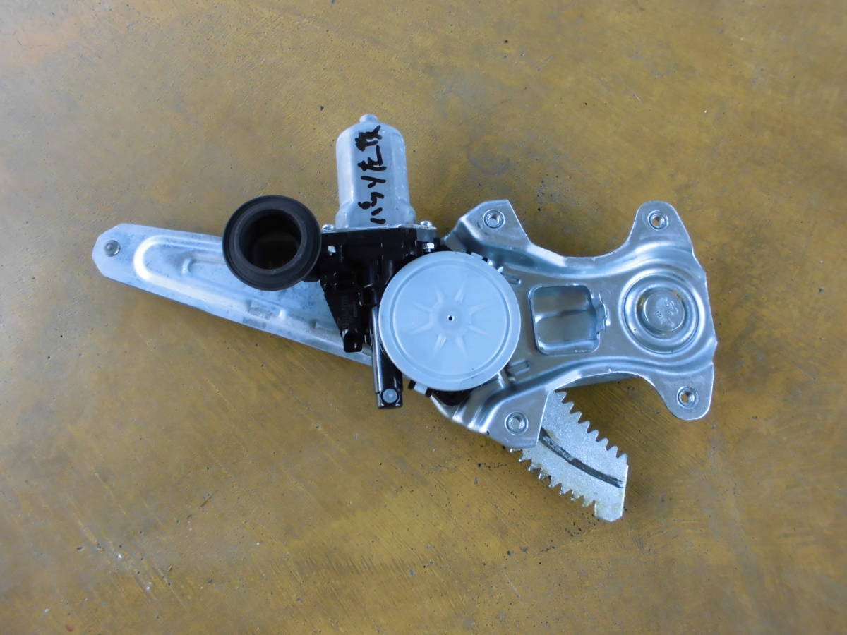 H18 トヨタ パッソ KGC10 左 リアドア ウインド レギュレーター モーター 中古品拍卖