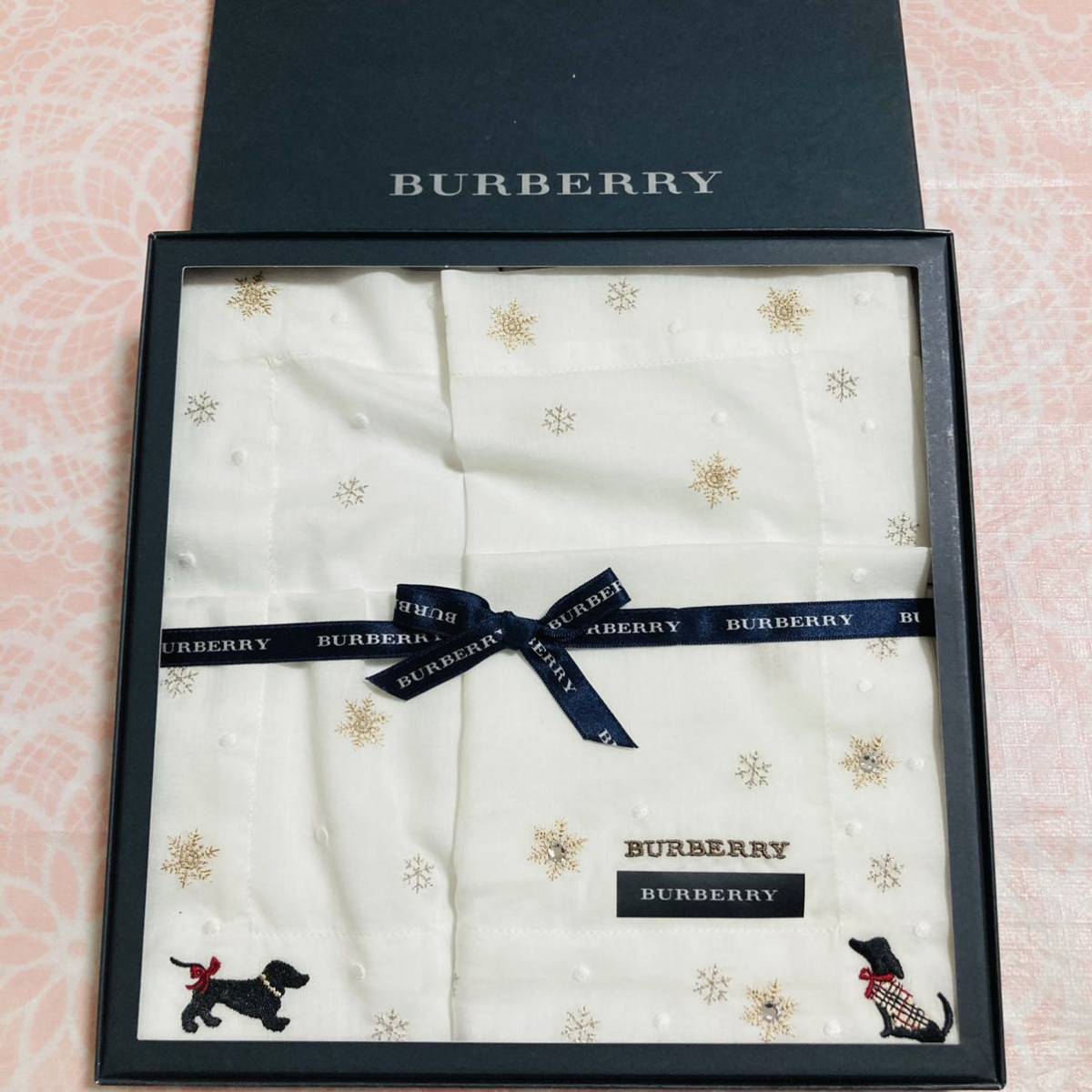 【激レア】新品/BURBERRY/ハンカチ/正規品/未使用/即決あり/匿名発送/バーバリー/雪/女性/大判/レディース/結晶/ギフト/犬/白/プレゼント拍卖