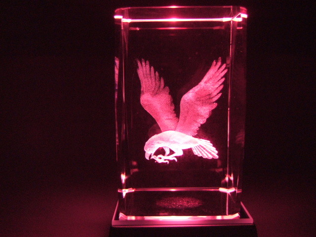 s開運3Dクリスタル 鷲♪イーグル 虹色に光る台座と電池付き ξcryξξ33s拍卖