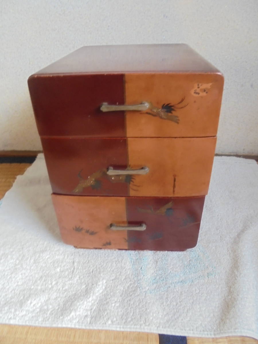 レトロ 漆芸 木製三段引き出し小物入れ-ミニチェスト-鶴の象嵌蒔絵?-/塗のハゲもあり/拍卖