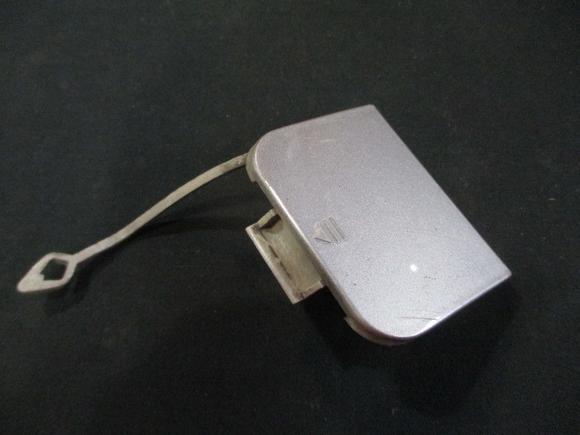 ■ベンツ W210 後期 フロント バンパー 牽引 フック カバー 中古 銀 2108850026 部品取りあり ドア モール メッキ フェンダー サイド ■拍卖