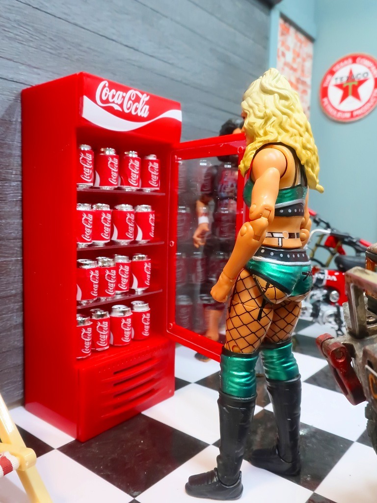 爆レア★Coca-Cola ミニチュア自動販売機 コンビニ冷蔵庫 コカコーラ缶16個付 ジオラマガレージ拍卖