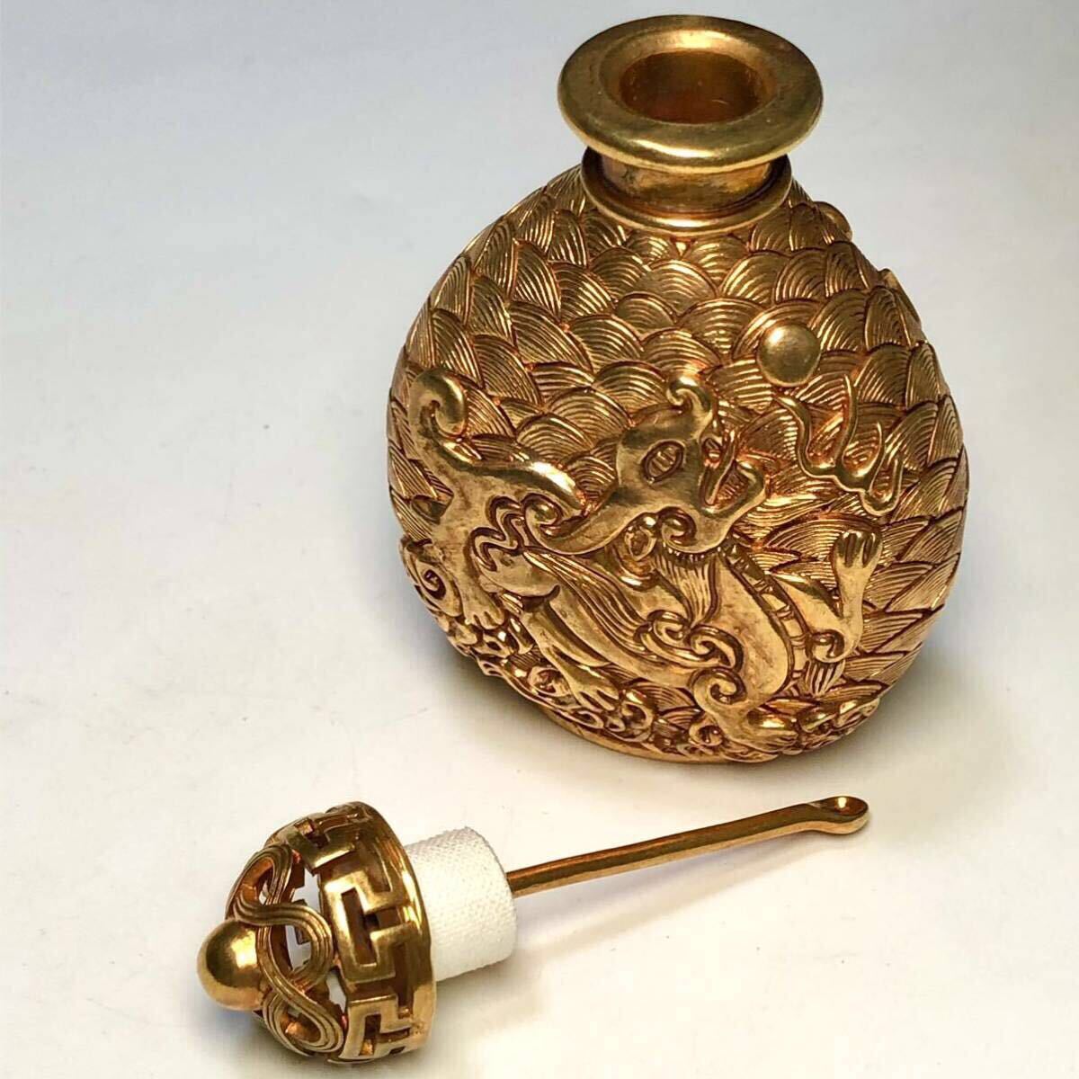 縁起物 アンティーク 清代の鼻煙壺 金メッキ 純銅製 骨董品 神獣 鎮座 御守り 凹凸細工彫刻 時代物 古玩 美術品拍卖
