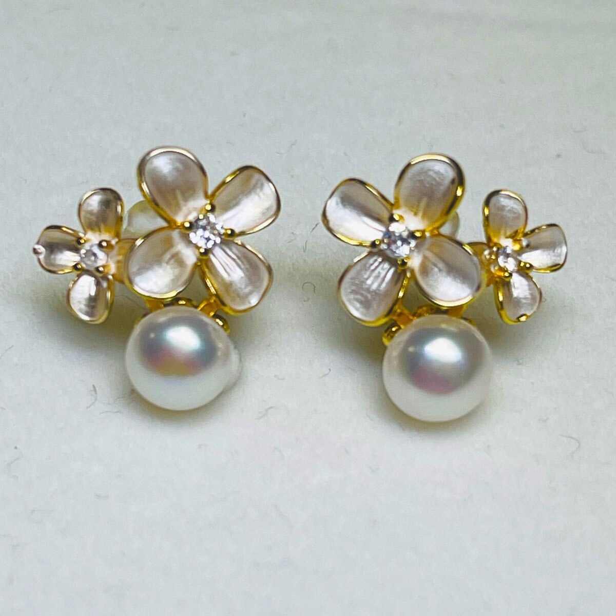 綺麗!天然 本真珠ピアス 6mm カメリアデザイン パールピアス k18仕上げ ピアス シルバー拍卖