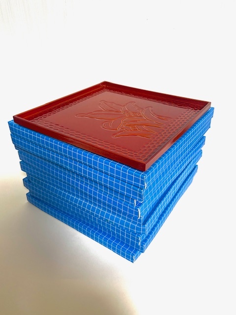 未使用 お盆 正方形 10客セット まとめて プラスチック製 飲食用 花柄 赤 縦26.2cm×横26.2cm拍卖