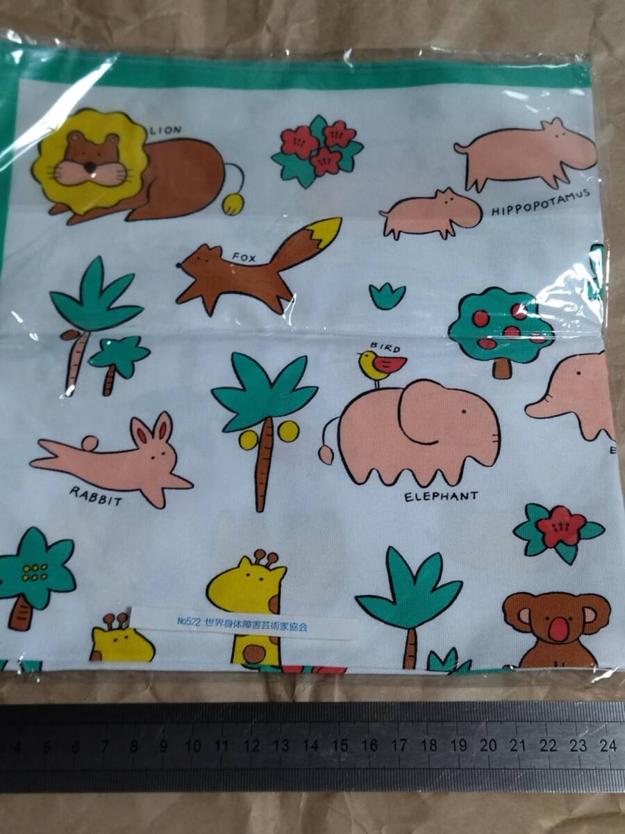 No.522 世界身体障害芸術家協会 動物 柄 マット バンダナ ライオン トラ MFPA Mouth and Foot Painting Artists Animal print bandana mat拍卖