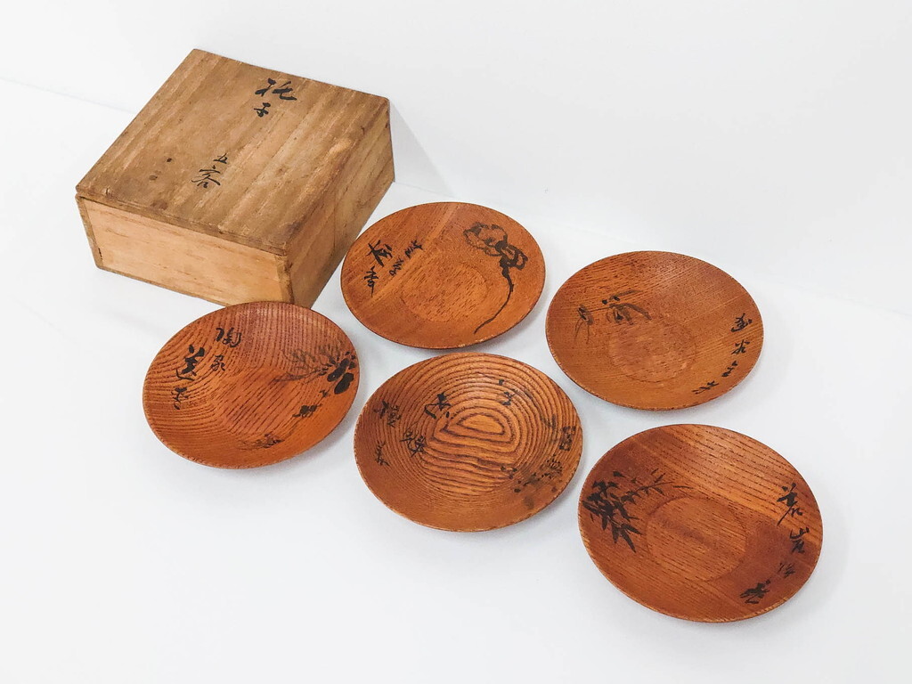 R-086677 書と草花の意匠が趣ある木製の托子(茶托)5点セット 共箱付き(煎茶道具,お茶道具,湯のみ受け,テーブルウェア,茶台)拍卖