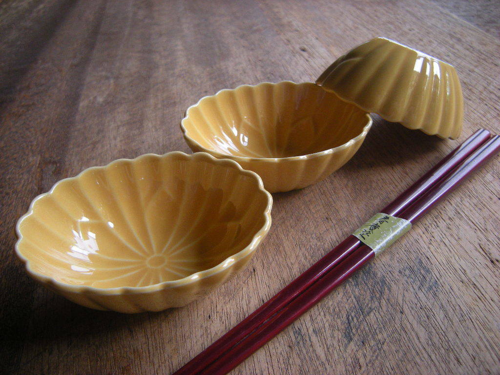 料亭うつわ◇美濃焼【新品・未使用】黄釉 菊紋 楕円小鉢 醤油・珍味皿(8.3㎝x6.5㎝x3.2㎝)1枚から *料亭うつわ*高級うつわ*拍卖