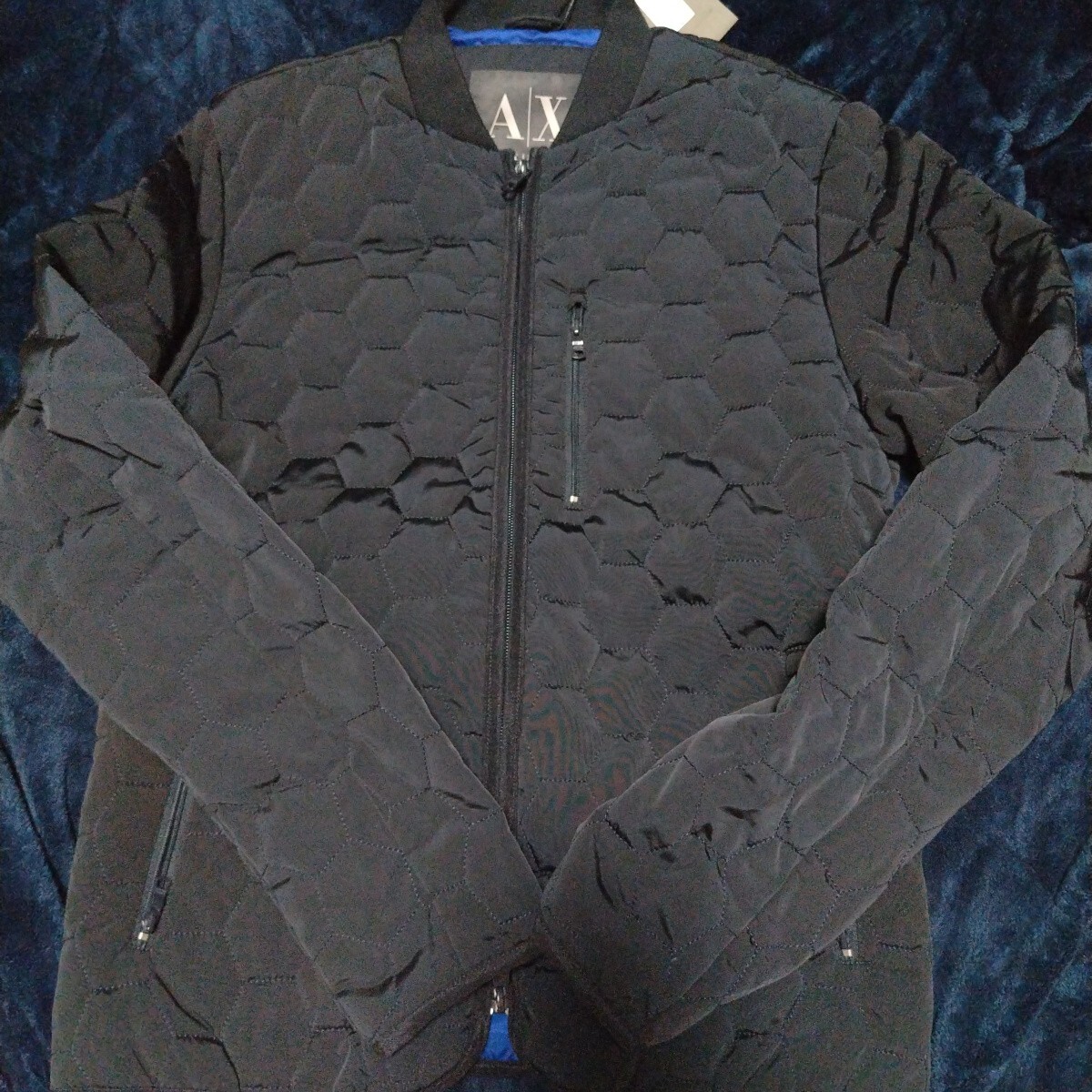 新品未使用品値札付きA/XアルマーニエクスチェンジSサイズ キルティングジャケット 光沢ブラック内側ブルー拍卖