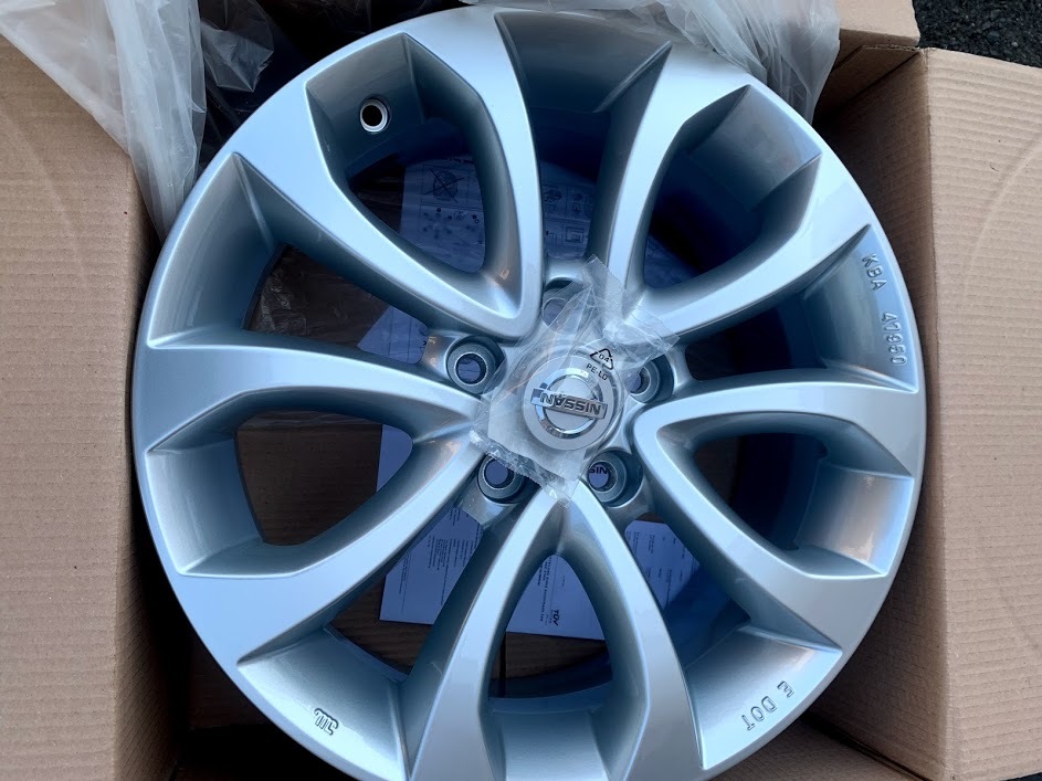 新品 日産 ジューク 純正用品アルミホイール 未使用 KE409-1K200-SV ①拍卖
