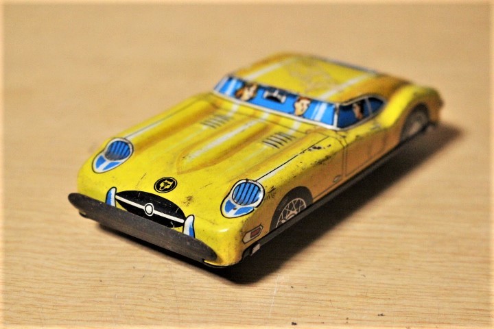 ■ ね-862 ミニカー 中古 ブリキ ジャガー 日本製 おもちゃ 玩具 色:黄色系 当時物 ビンテージ 寸法:高3.3cm 幅5cm 奥10.6cm拍卖