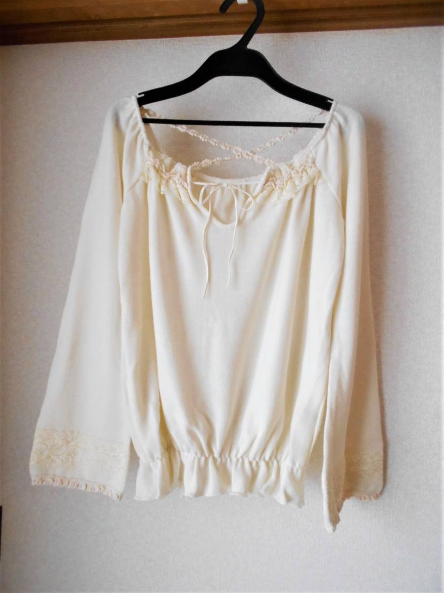 ★未使用★前にレースとリボン&袖口にもレースが付いたセーター クリーム色 Мサイズ拍卖