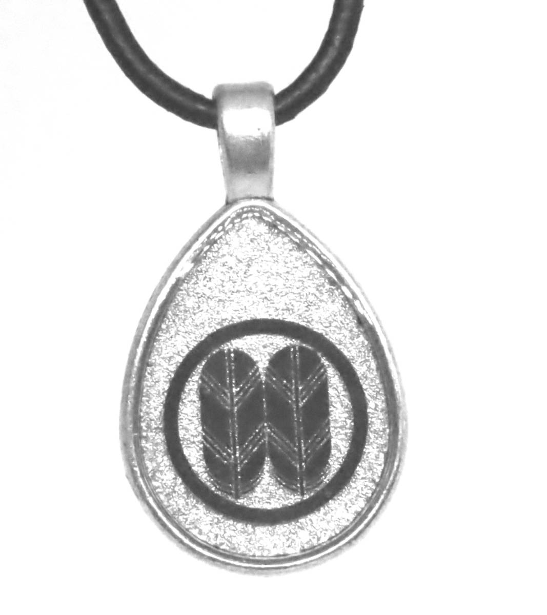 丸に並び鷹の羽 ペンダント チョーカー グッズ 家紋 本革紐 付属拍卖