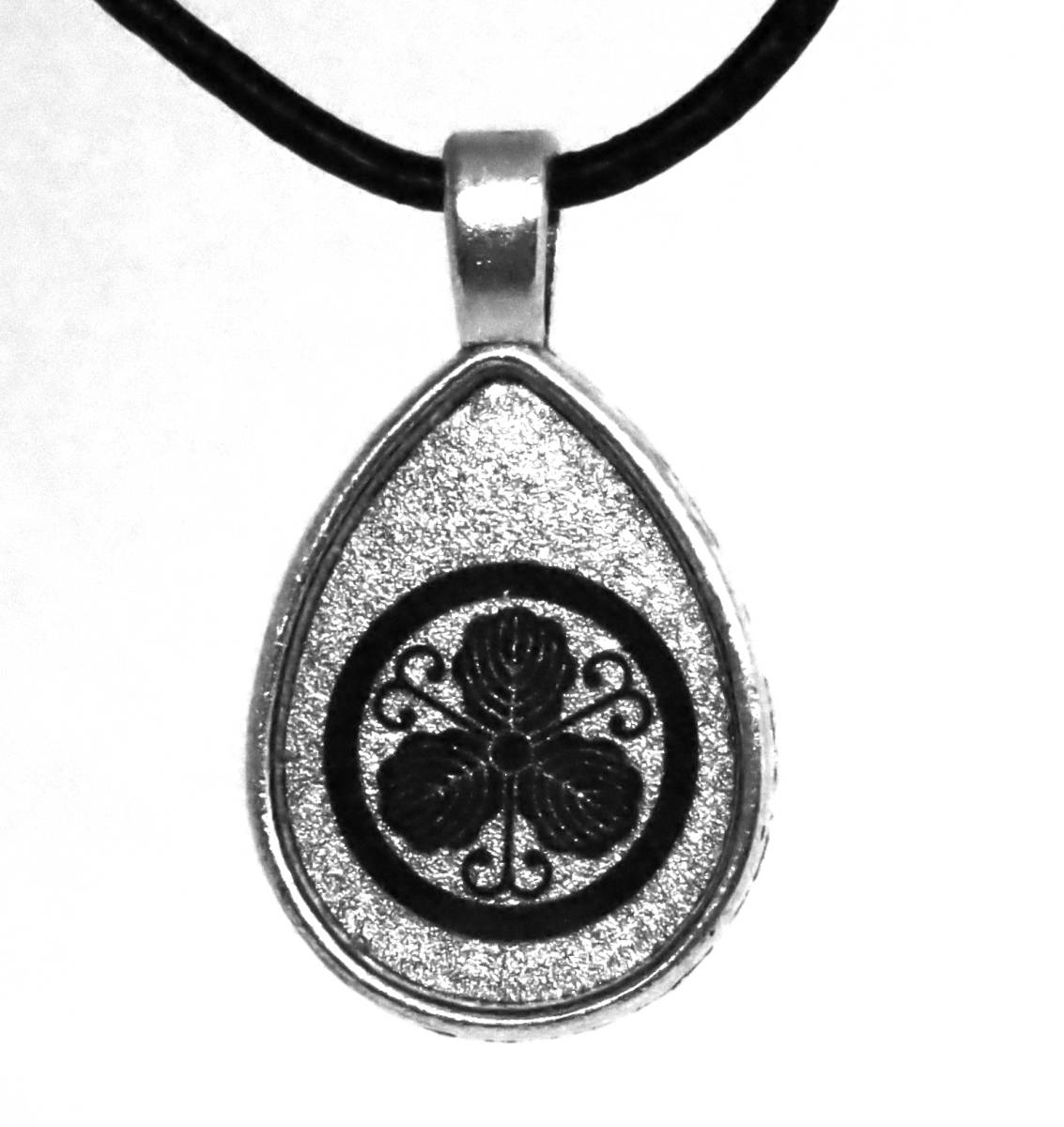 丸に蔓柏 ペンダント チョーカー グッズ 家紋 本革紐 付属拍卖