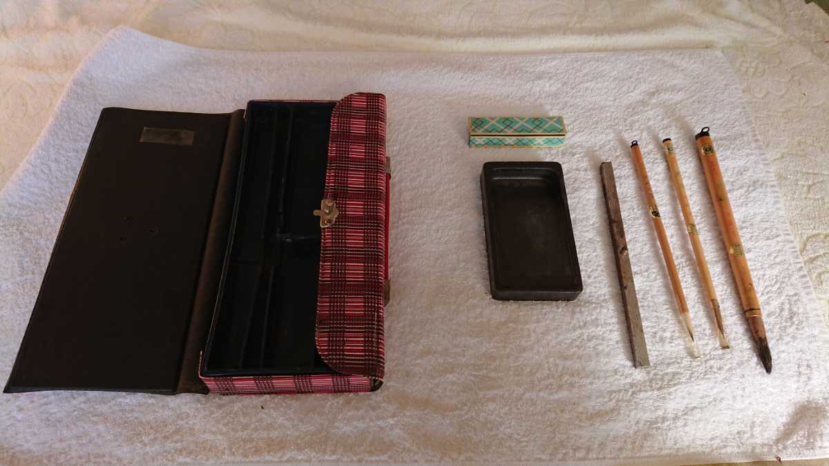 書道セット、筆3本、墨汁、ぶんちん、墨汁皿、カバン、カバンの長さ、29X14センチ、厚さ3.8センチ。携帯カバンとして最適。拍卖