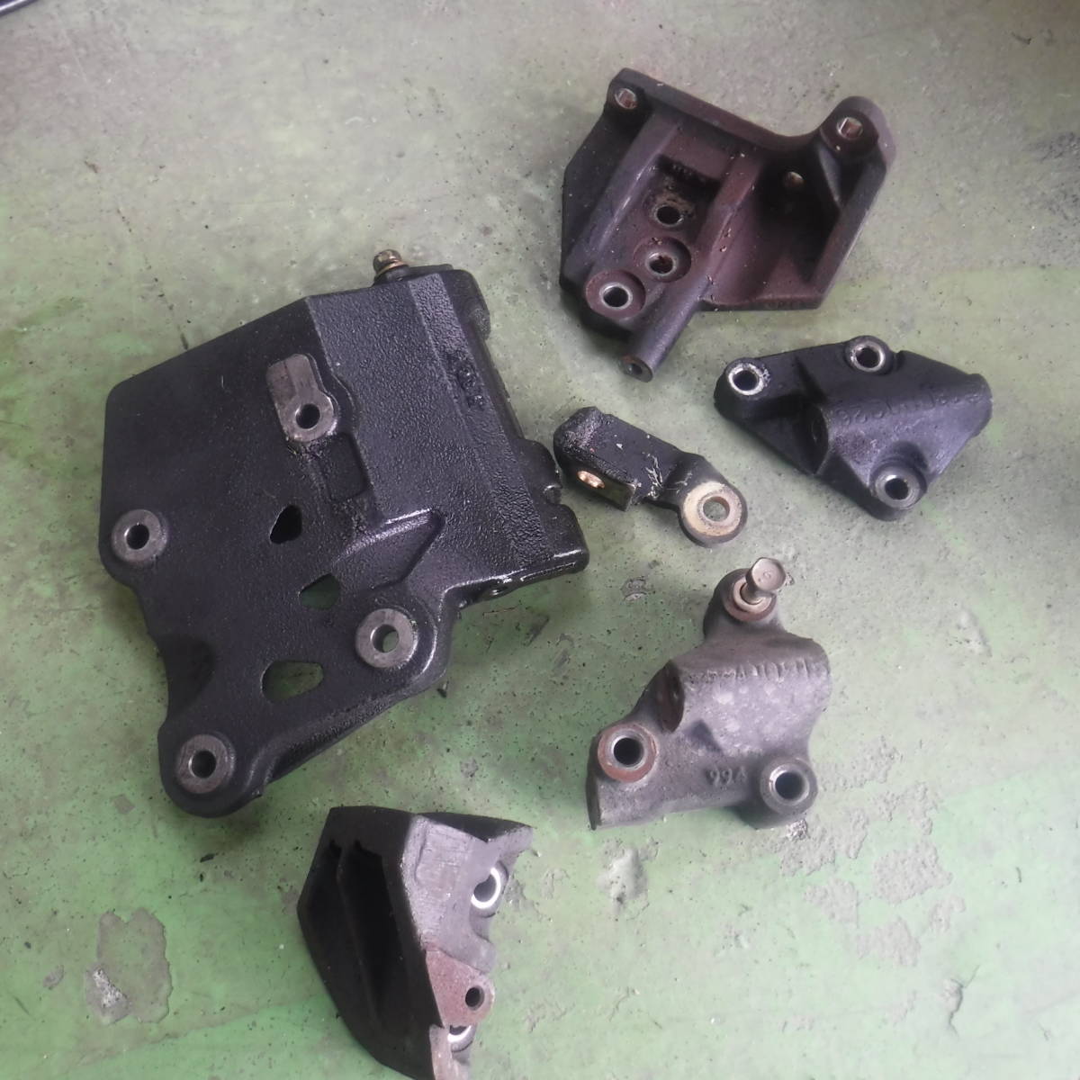 ラシーンRHNB14ニッサン 日産 エンジン回りブラケット固定ステー取り付け金具エアコンコンプレッサー? SR20パワステポンプ?オルタネーター?拍卖