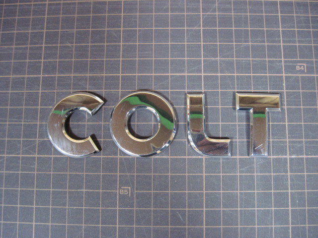 三菱 純正 コルト COLT 車名 エンブレム 1文字 約 4cm×4cm 中古 210210拍卖