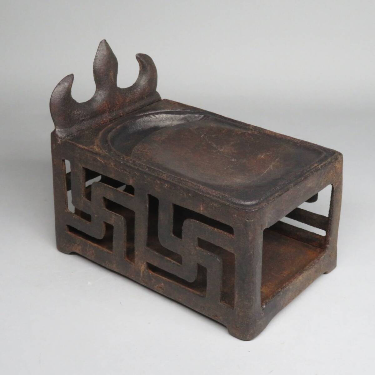 【李朝/高麗 特集出品】李朝 鉄製 硯 鉄硯 朝鮮古陶磁器/高麗時代 朝鮮美術lot:32617拍卖