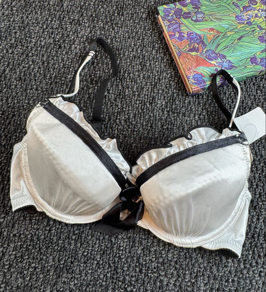 エメフィール 廃盤品 レア ホワイト フリル付き リブン ストライプ サテン ギャル B65 ブラジャー拍卖