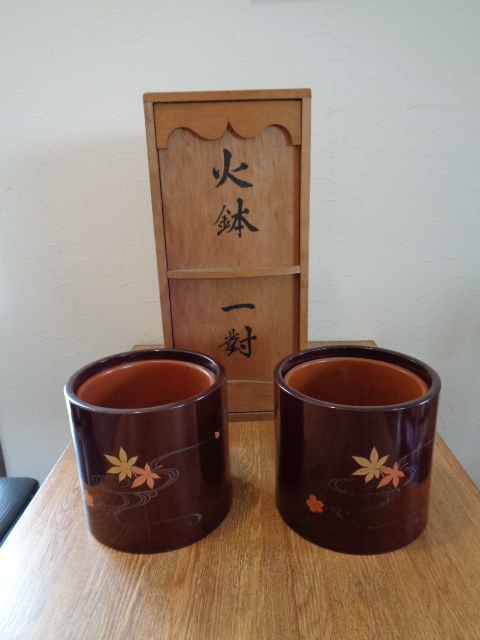 アンティーク お茶道具 手あぶり火鉢一対 紅葉流しの図 昭和19年卒業記念と箱蓋裏に書かれています。拍卖