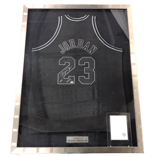 シカゴ・ブルズ マイケル・ジョーダン #23 直筆サイン入り ユニフォーム 黒 額装 114.5×89cm 証明書付き拍卖