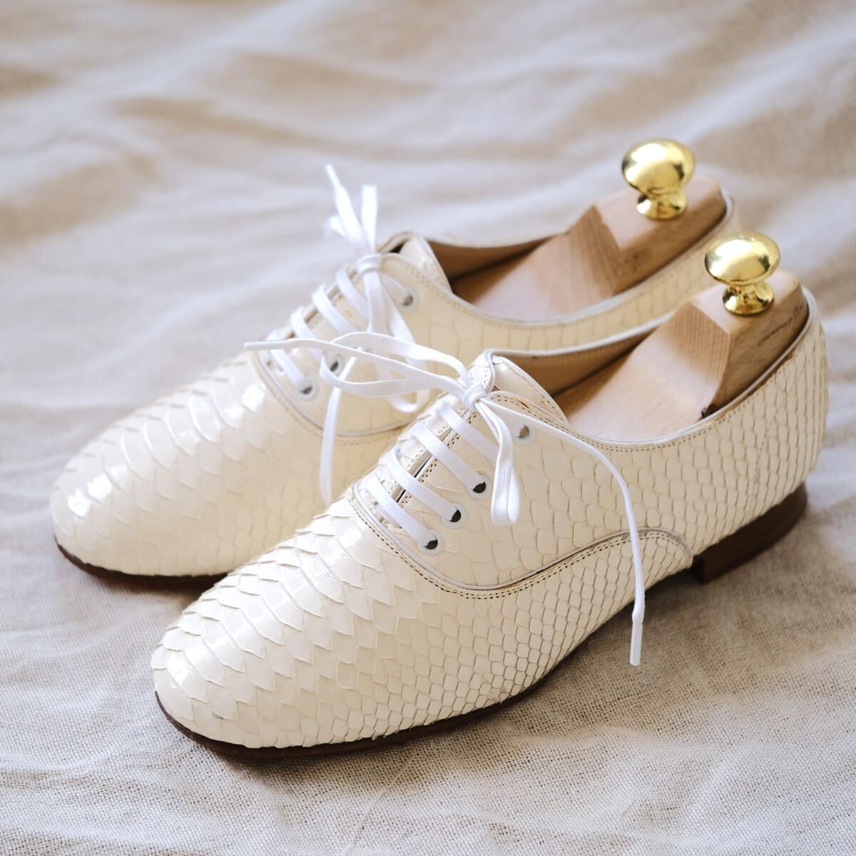 希少 Christian Louboutinクリスチャンルブタン パイソンオックス35 アイボリー プレーントゥ レザーシューズ イタリア製 レディース拍卖