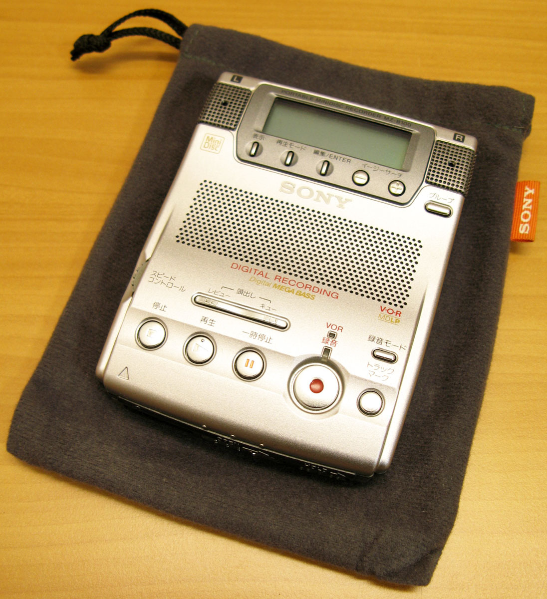 SONY ソニー / ポータブル MD レコーダー ( MDLP対応 スピーカー&マイク内蔵 ) / MZ-B100 / 通電OK ジャンク品扱い拍卖