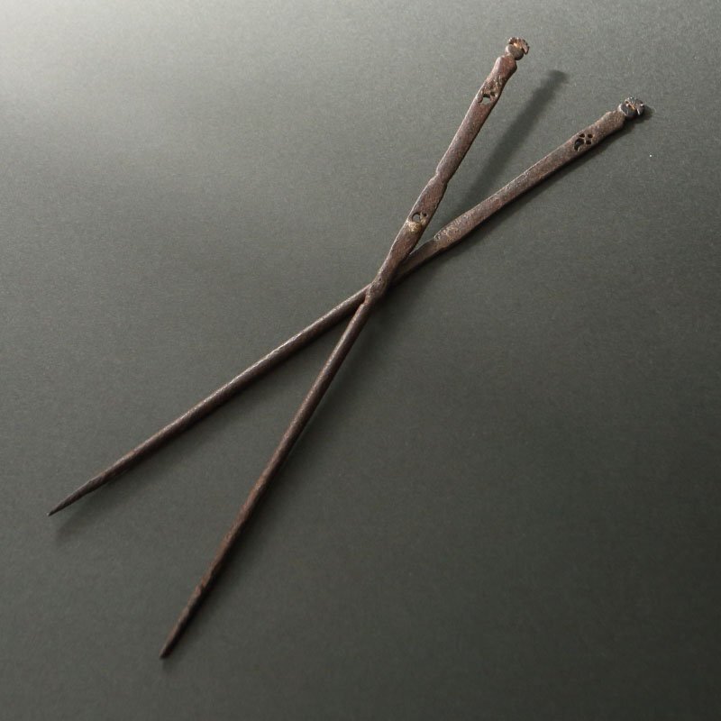 委託HK◇金森徳元 宝尽象嵌透火箸(茶道具 金属工芸 金工 炭道具 釜道具 炭点前 茶釜 釜 火ばさみ 火筋 火鉢 飾火箸 炉 風炉 茶事)拍卖