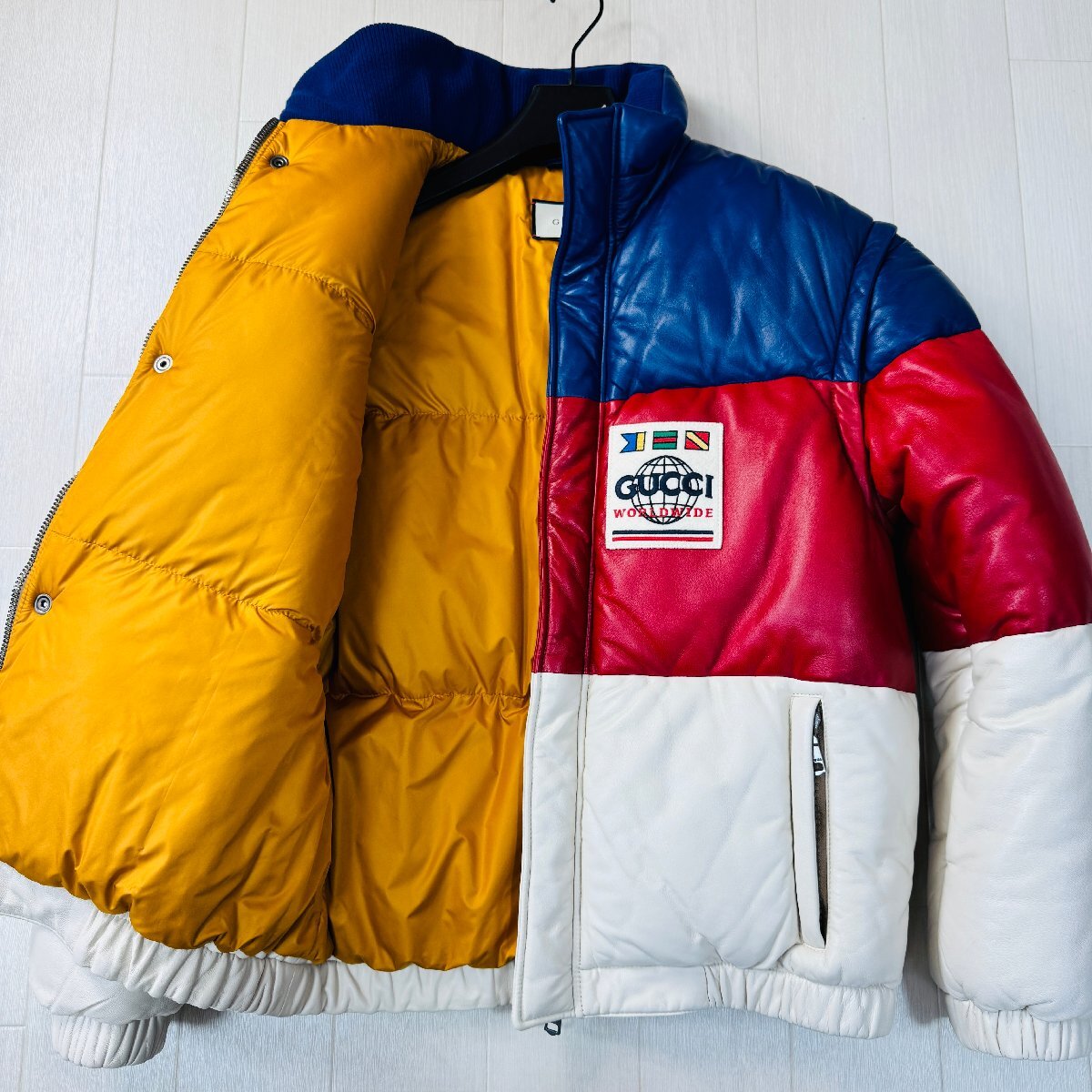未使用並/48 L相当★グッチ GUCCI 羊革 オールレザー ダウンジャケット ブルゾン 2WAYベスト アウター 肉厚 ロゴワッペン メンズ 青赤白拍卖