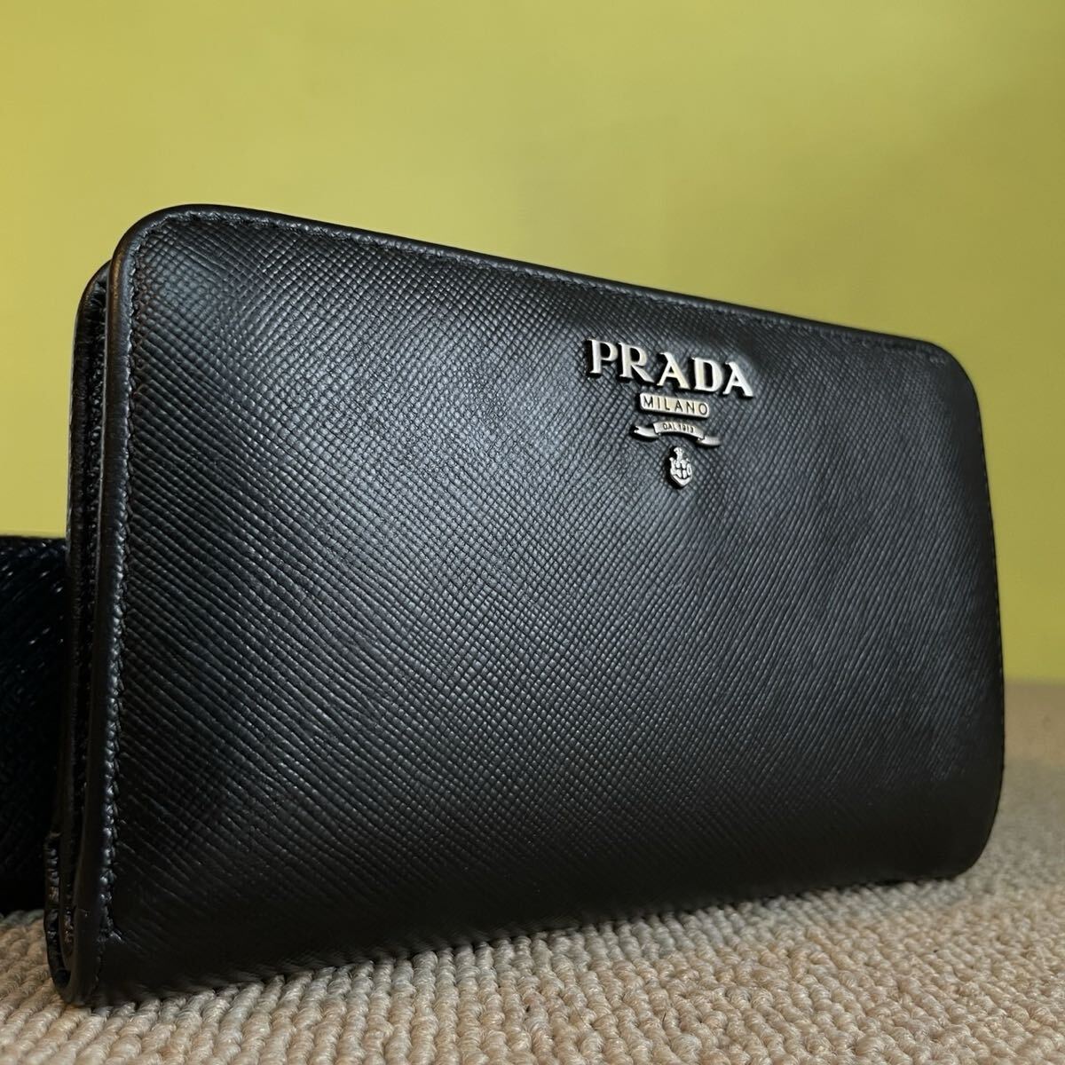 一円 美品 PRADA プラダ 財布 サフィアーノレザー ウォレット コンパクトウォレット 二つ折り サフィアーノ ブラック拍卖