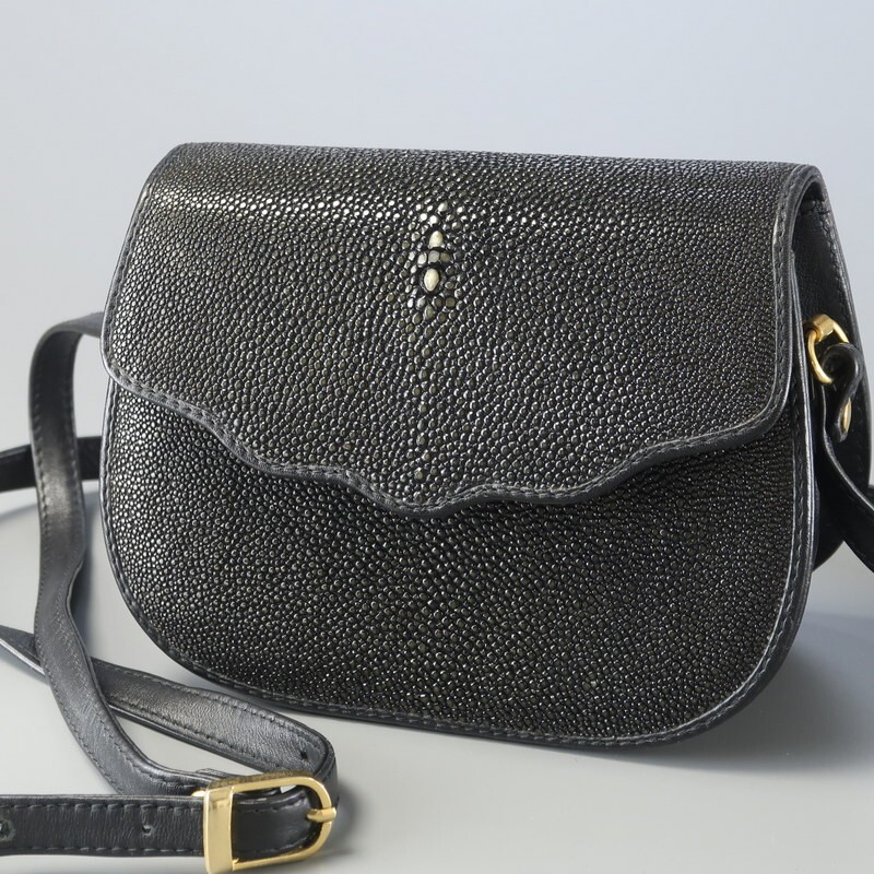 TK0896△エイ革 スティングレイ 本革 フラップ ショルダーバッグ クロスボディバッグ ポシェット ブラック系拍卖