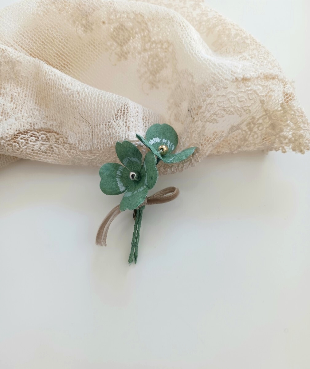 染め布花*小さめ・三つ葉と四つ葉のクローバーのコサージュ ハンドメイド プレゼント拍卖