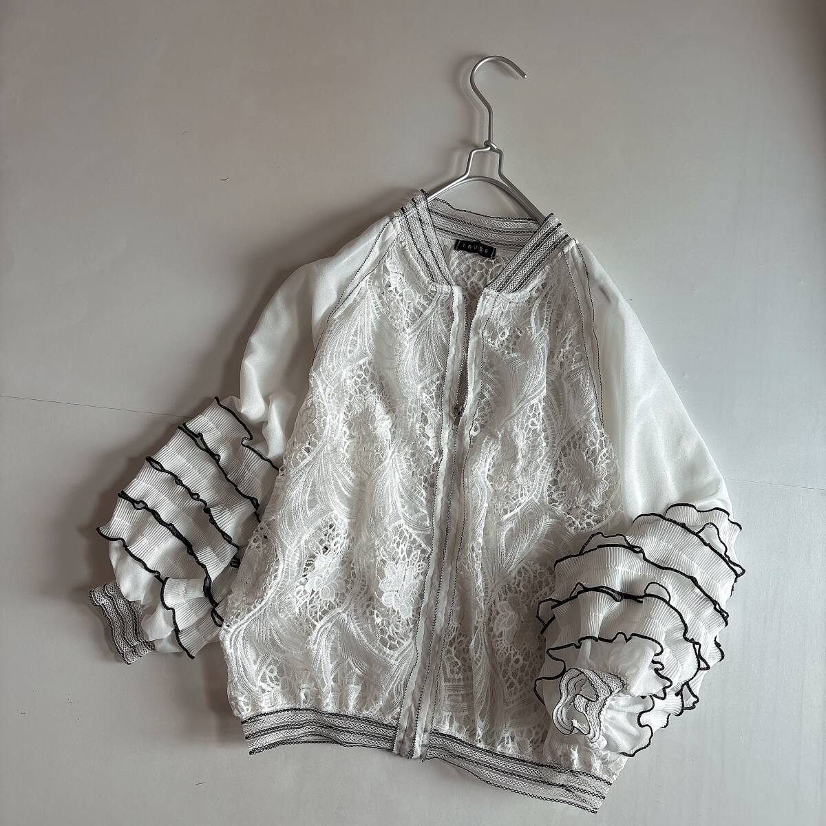 ⑤ 極美品 TRUBE トゥルーブ レース シアー フリルスリーブ ブルゾン アウター 大きめ ゆったり拍卖