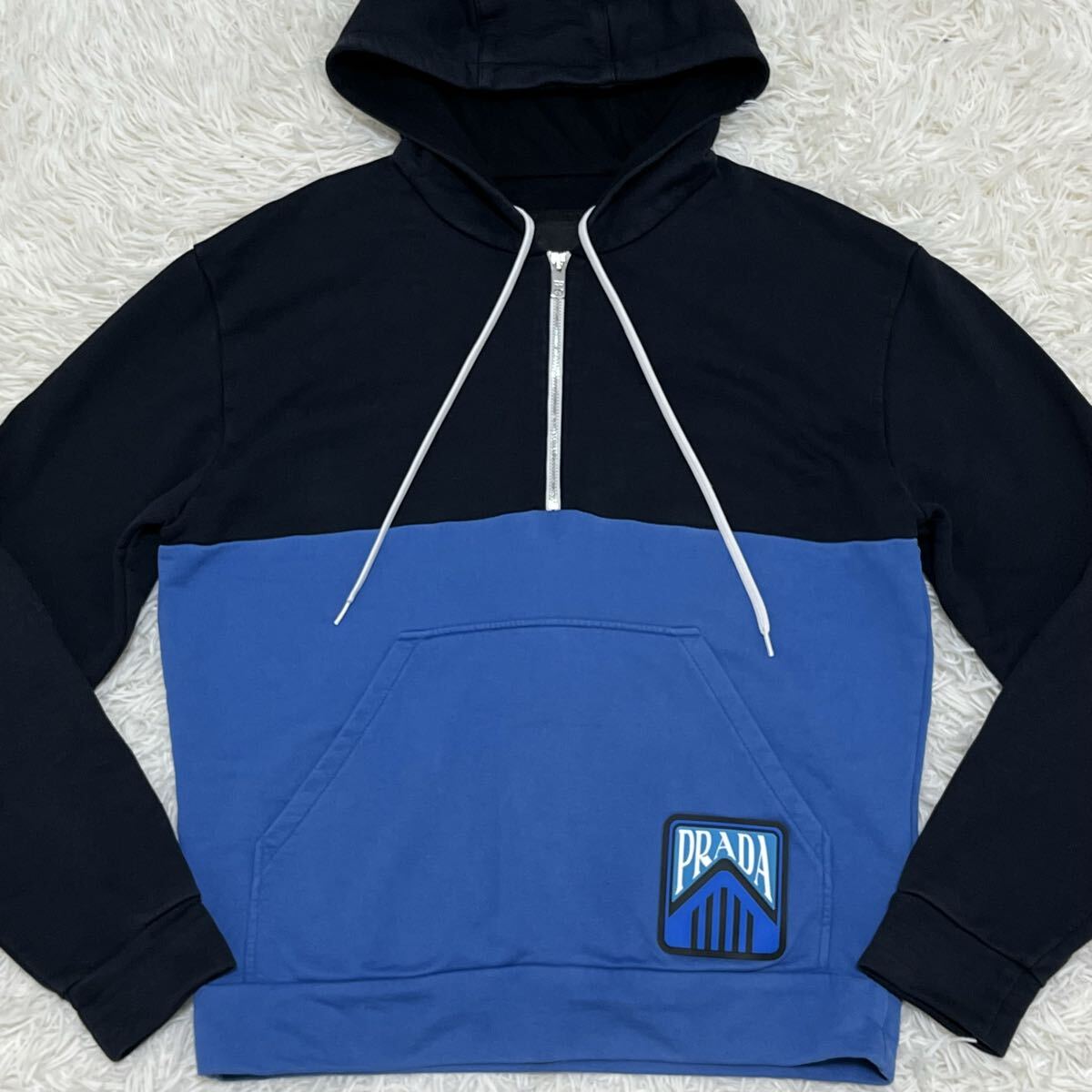 極美品 Lサイズ プラダ PRADA パーカー トレーナー スウェット ハーフジップ ラバー ロゴ 切替 メンズ フード バイカラー 青 ブラック拍卖