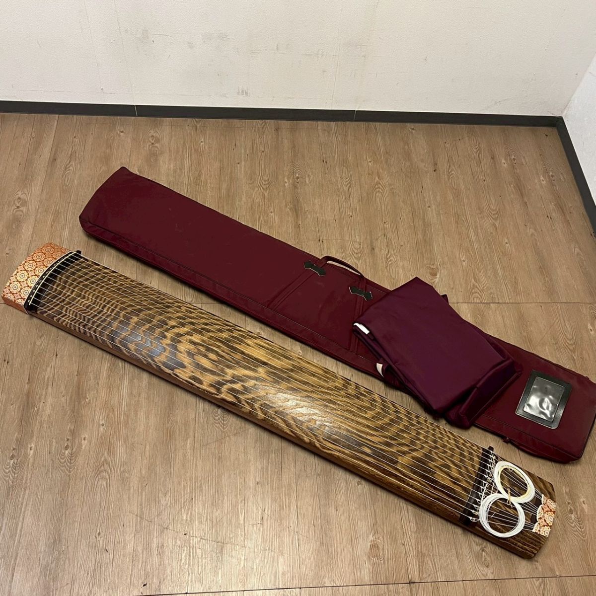 BCg253R 240 福岡発 琴 13弦 くり甲 子持ち綾杉彫り 十三弦 箏 全長 約184cm ケース付き 和楽器拍卖