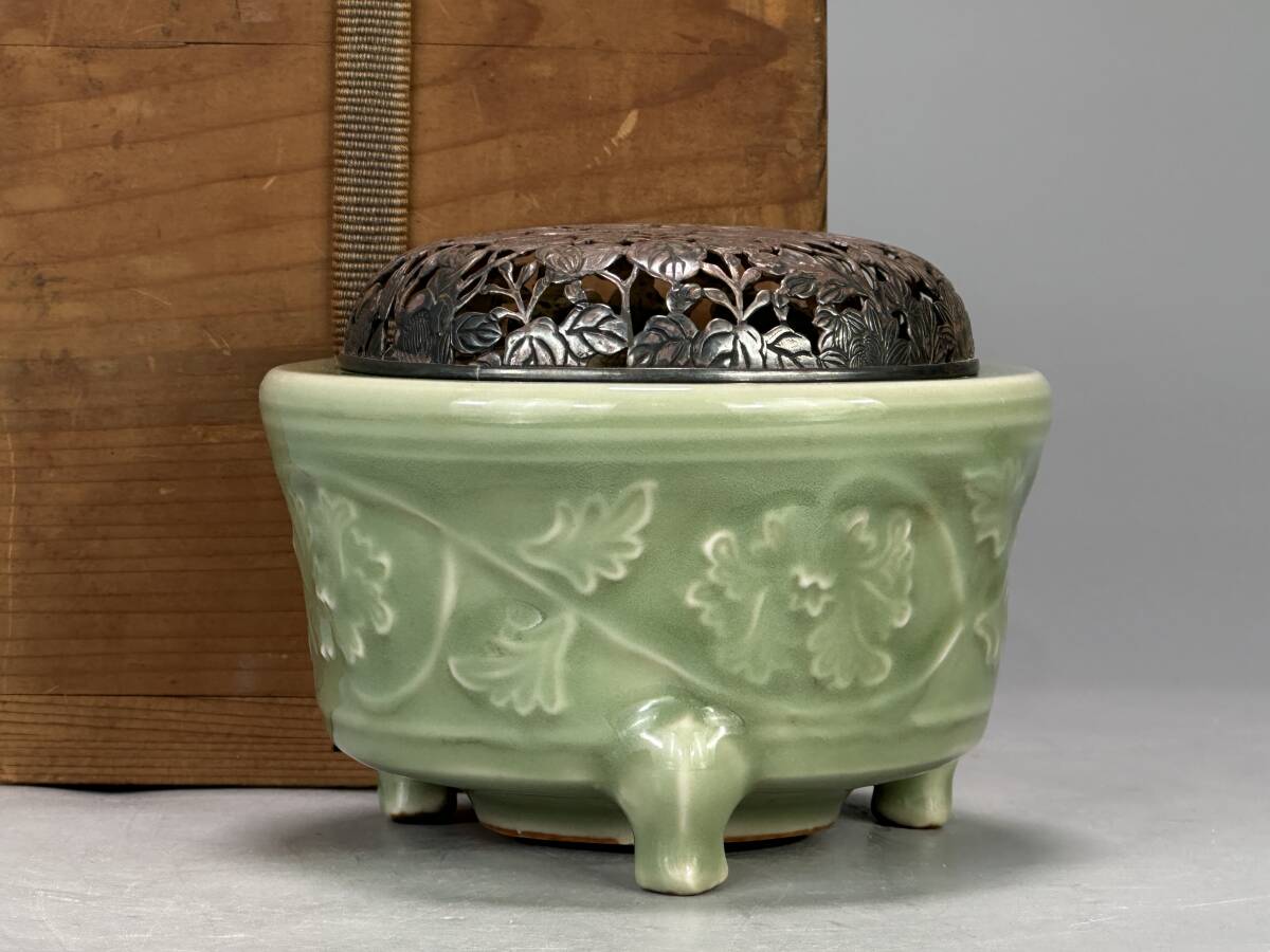 U18S4 中国美術 元~明時代 龍泉窯 青磁花卉文香炉 銀蓋 時代香炉 唐物 古物拍卖