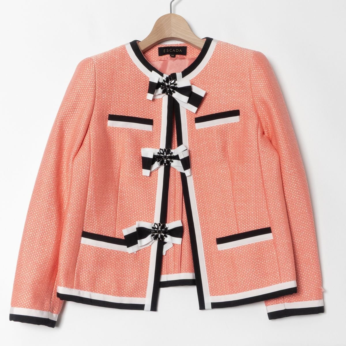 【1円スタート】ESCADA エスカーダ リボンブローチ付きノーカラージャケット 34 レーヨンコットン 肩パッド フェミニン 春夏秋 ピンク系拍卖