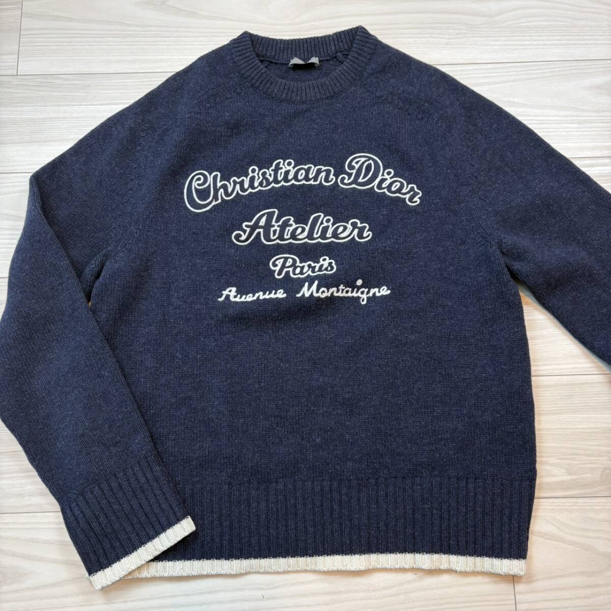 345『極美品・現行タグ』 DIOR ディオール メンズ クリス期 アトリエ ビッグロゴ 刺繍 ウール ニット セーター ネイビー Lサイズ拍卖