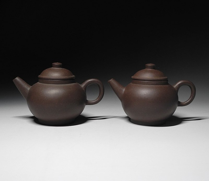 緑屋i■ 中国古玩 朱泥 紫泥 急須 紫砂壺 砲口 単孔 一対(2点) 中国宜興 宜興紫砂 唐物 時代物 i9/0318-6/30-7#60拍卖