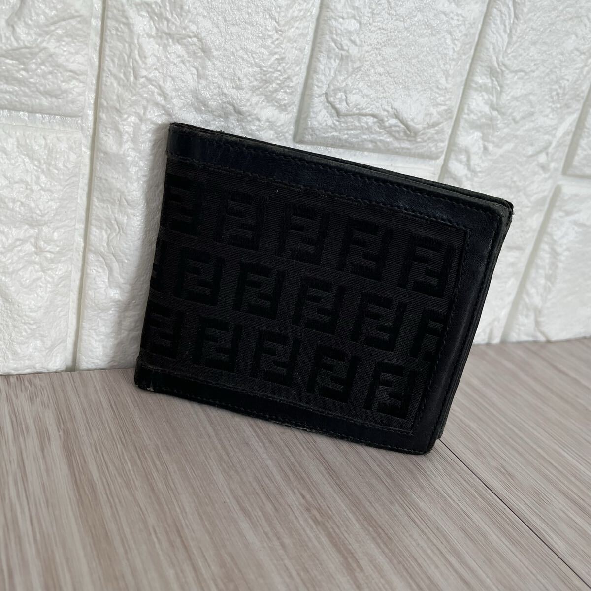 FENDI フェンディ ズッカ柄 二つ折り財布 ブラック レザー 黒 コンパクトウォレット 札入れ カードケース キャンバス拍卖