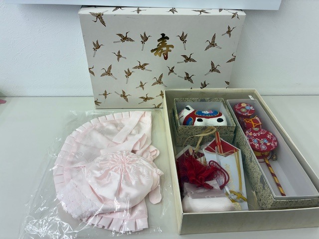 【お買い得品!】お宮参りセット 小物 ベビー 女の子 でんでん太鼓 格安 縁起物 おもちゃ お祝い 犬張子 お守り お参り よだれかけ789拍卖